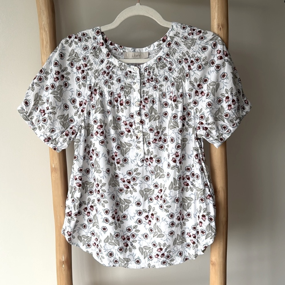 Ann Taylor LOFT Pink Floral Smocked Short Sleeve Cotton White Shirt Blouse Top S